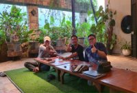 Pengunjung sedang menikmati Makanan di Le Paradise Cafe 