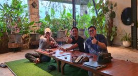 Pengunjung sedang menikmati Makanan di Le Paradise Cafe 