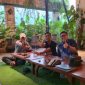 Pengunjung sedang menikmati Makanan di Le Paradise Cafe 