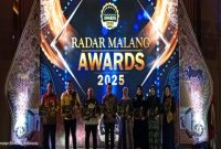 Sam Tito ketika terima penghargaan Radar Malang Awards 2025