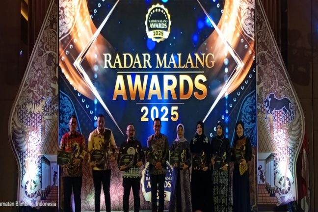 Sam Tito ketika terima penghargaan Radar Malang Awards 2025
