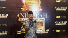 Presdir KHYI Sam Tito ketika terima Penghargaan Oleh Media Times Indonesia 