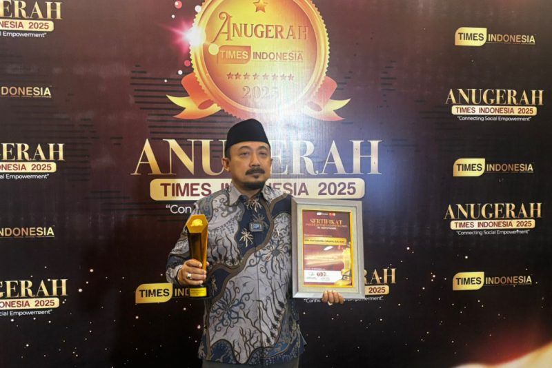 Presdir KHYI Sam Tito ketika terima Penghargaan Oleh Media Times Indonesia 