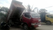 Damp Truck saat bongkar pasir yang hendak di cuci 