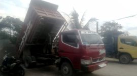 Damp Truck saat bongkar pasir yang hendak di cuci 