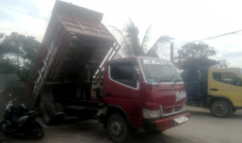 Damp Truck saat bongkar pasir yang hendak di cuci 